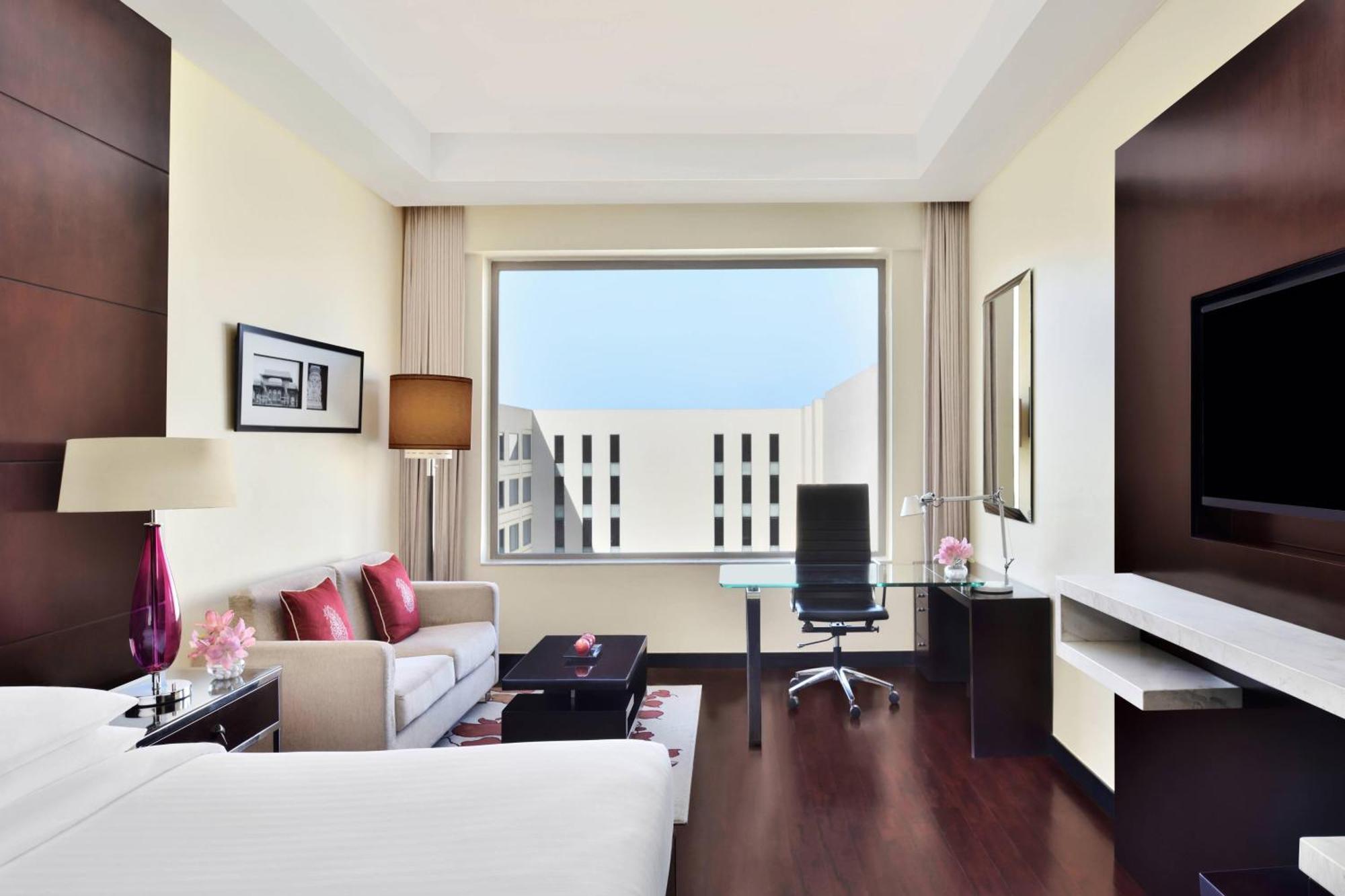 Jaipur Marriott Hotel Extérieur photo A typical room at the hotel