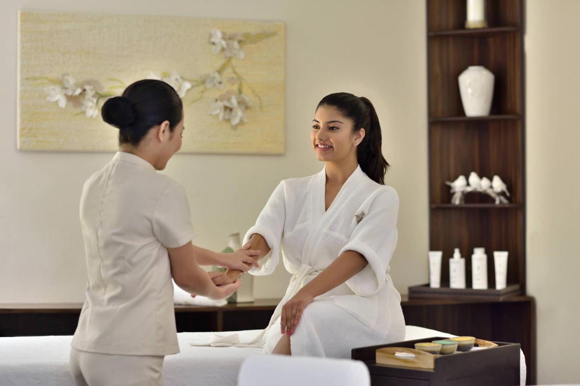 Jaipur Marriott Hotel Extérieur photo A spa treatment