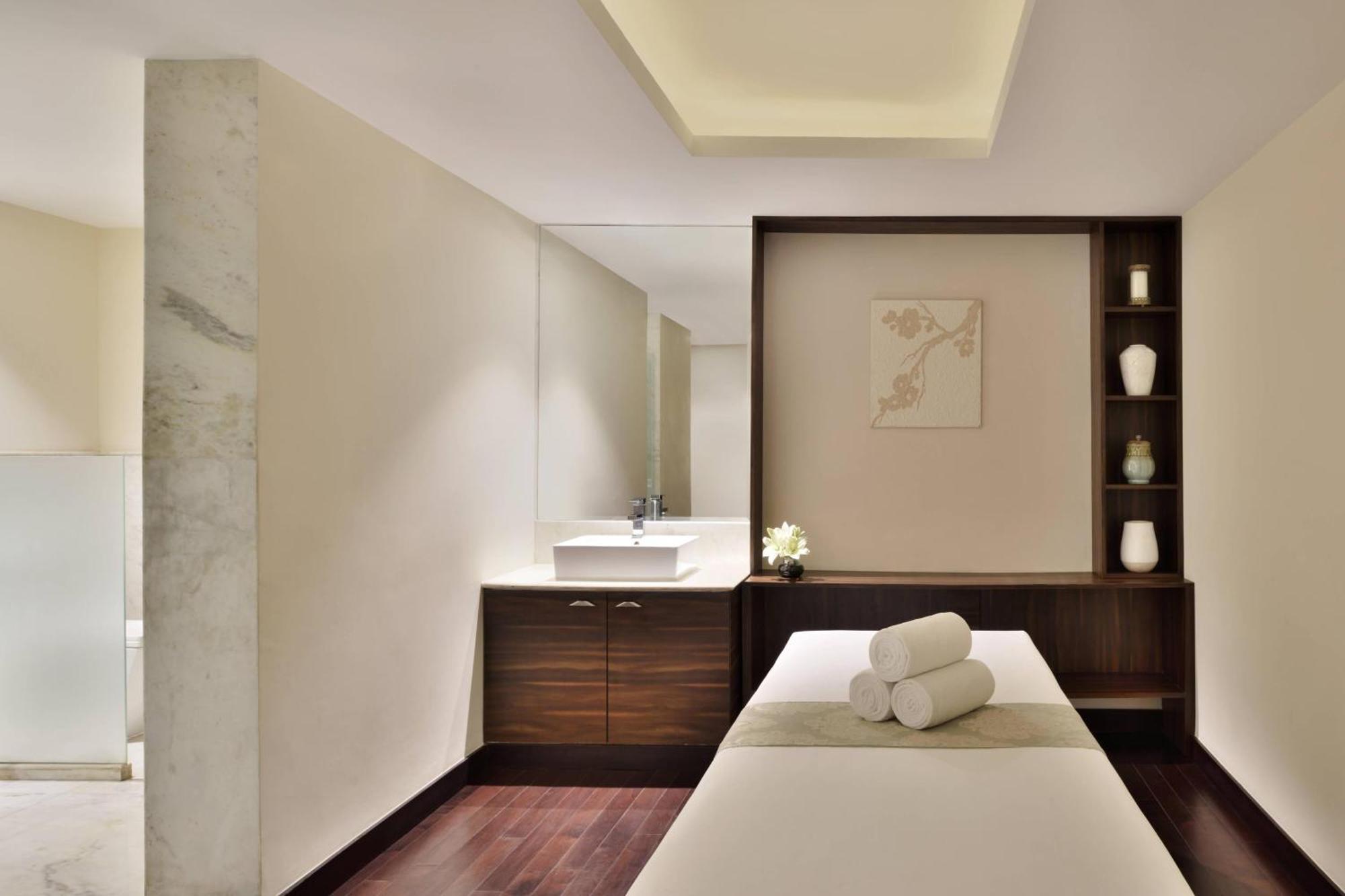 Jaipur Marriott Hotel Extérieur photo A treatment room at the spa