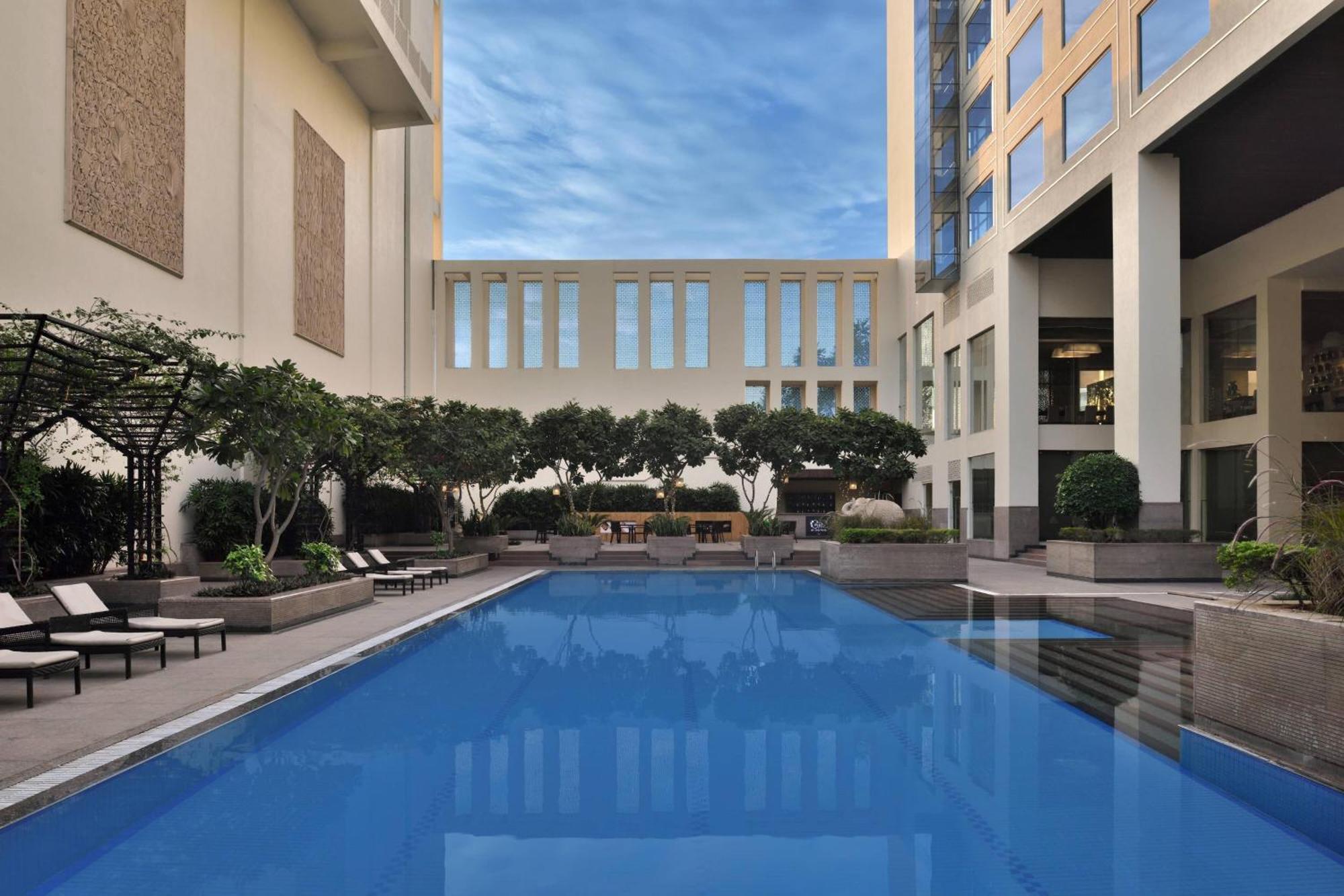 Jaipur Marriott Hotel Extérieur photo The pool at the hotel