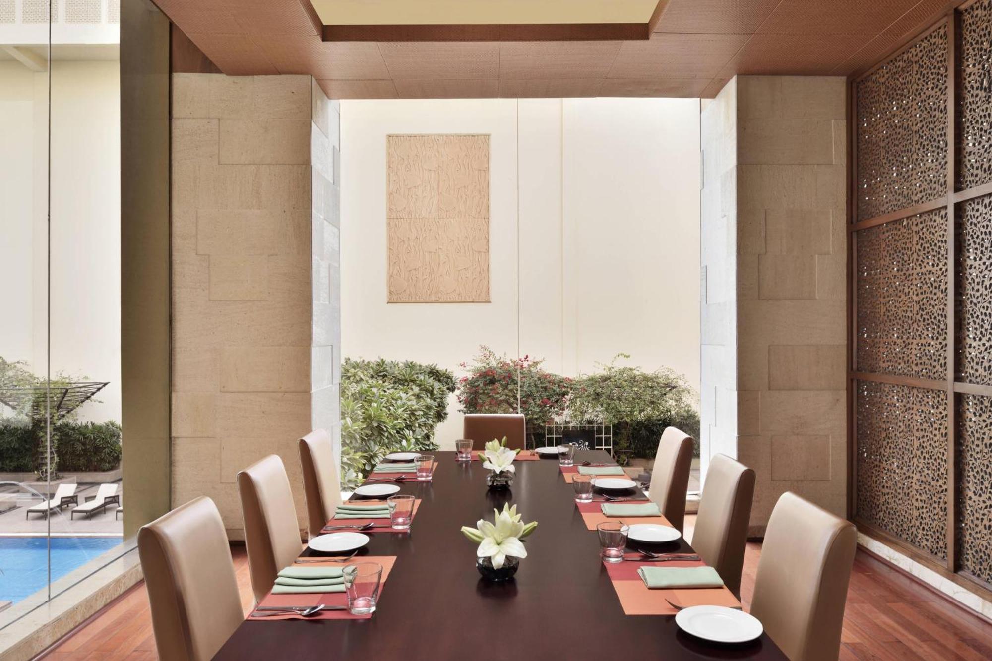 Jaipur Marriott Hotel Extérieur photo The Club Lounge at the Taj Mahal Palace