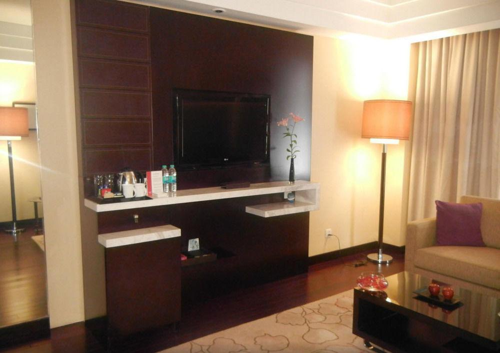 Jaipur Marriott Hotel Extérieur photo A television set in a hotel room