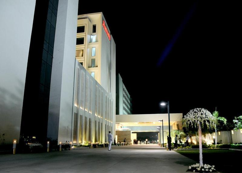 Jaipur Marriott Hotel Extérieur photo The hotel at night