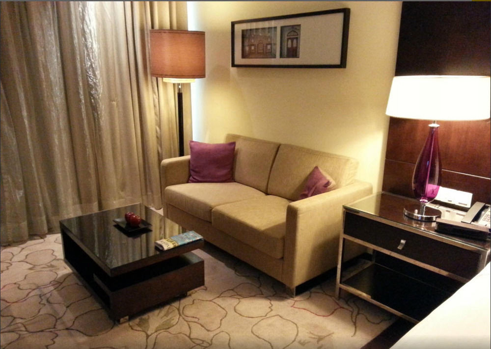 Jaipur Marriott Hotel Extérieur photo A sofa in a hotel room